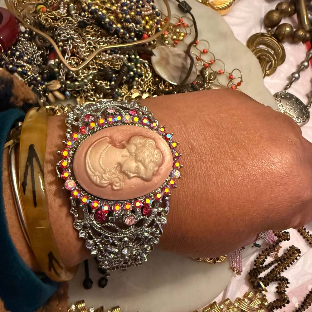 Strada Cameo Bracelet Watch
Clamper Style